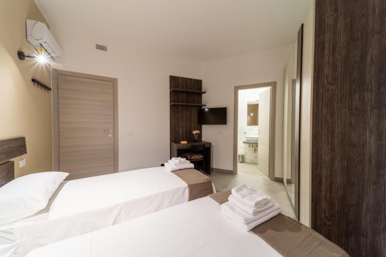 Double or Twin Room Bathroom,1297091200:JPEG