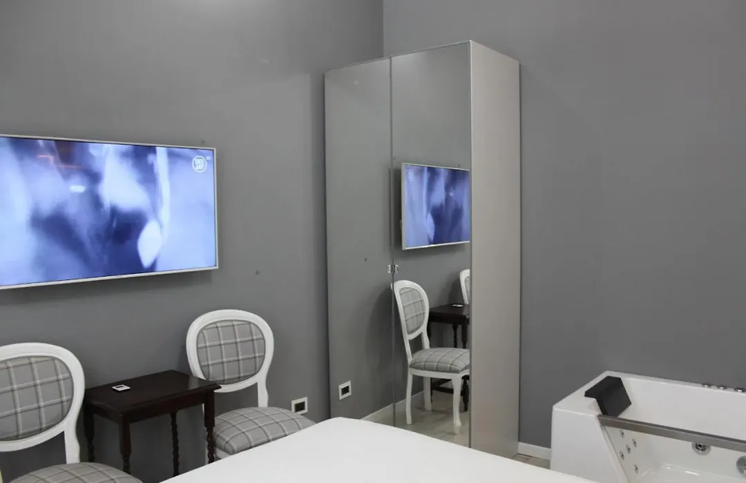 Jacuzzi Apartament By Parmacentro B&B-1